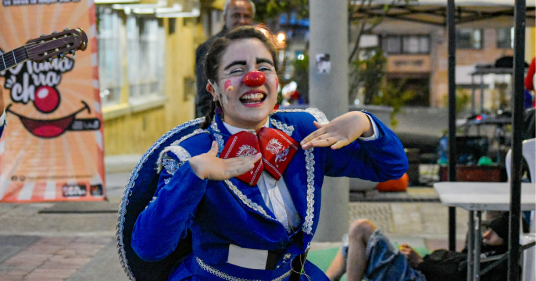 Foto de una mujer disfrazada de payaso 
