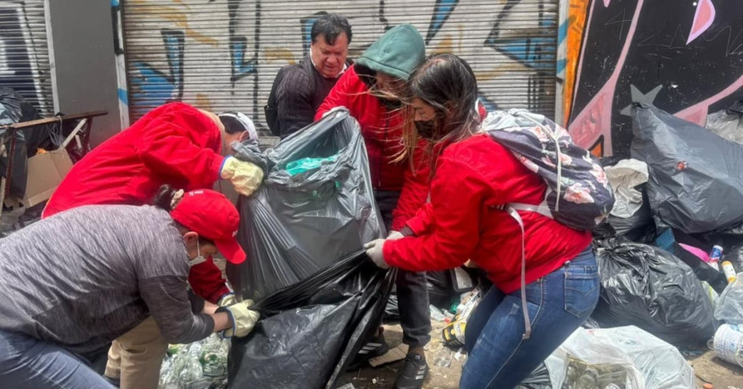 Personas de la Alcaldía Local de Kennedy recogiendo residuos sólidos