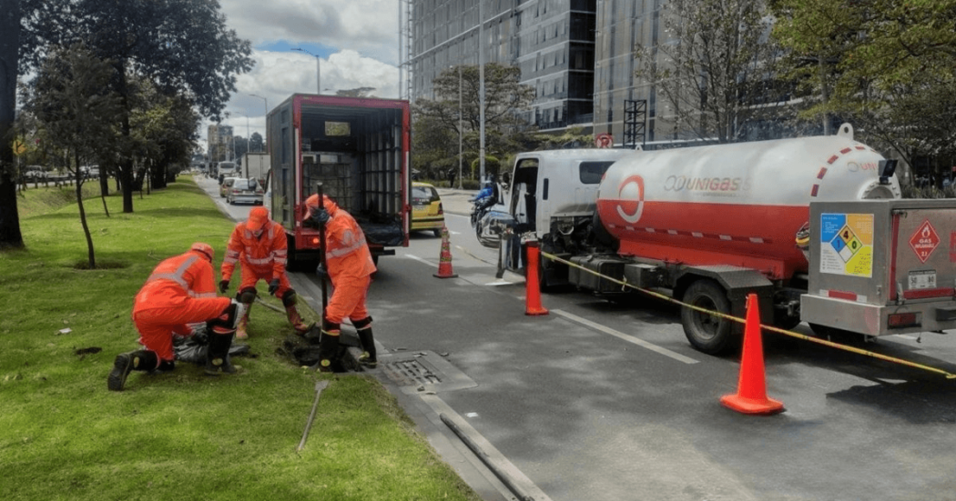 Foto que muestra personas de Aguas de Bogotá limpiando un sumidero