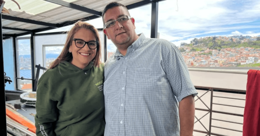 Foto que muestra un hombre y una mujer sonriente 