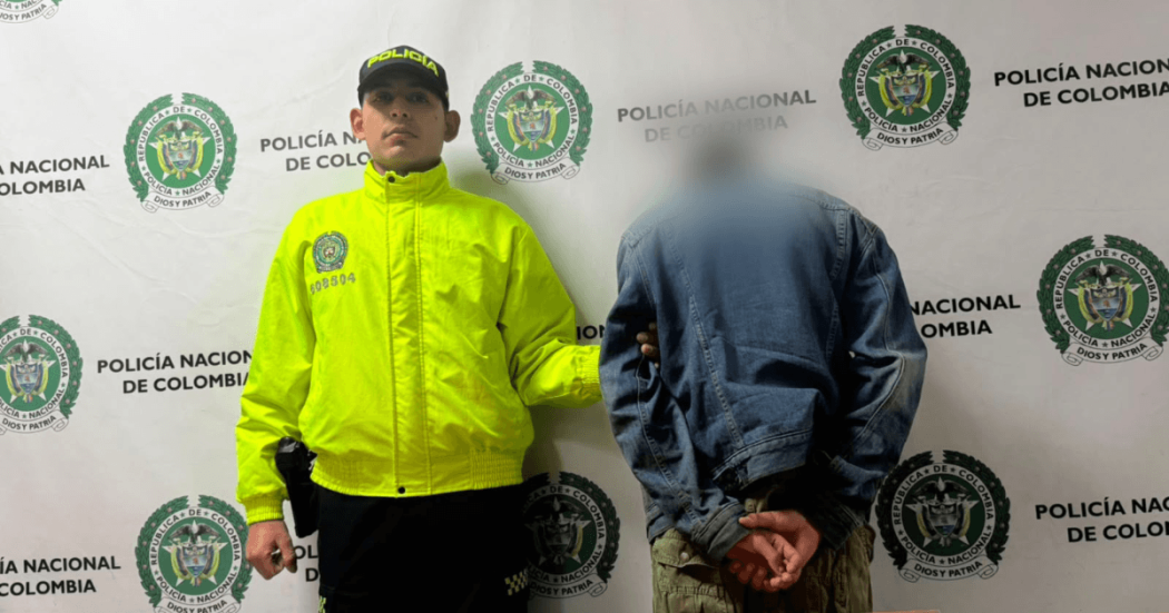 Mnor aprehendido, al lado de un policía.