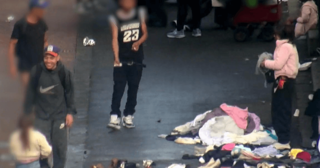 Mujer captada por cámaras de videovigilancia en el centro de Bogotá.