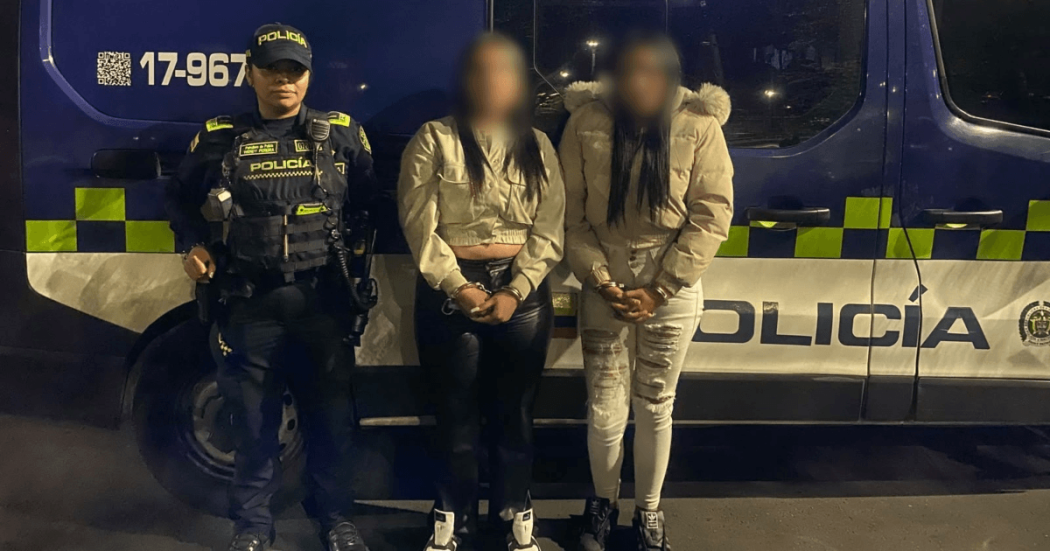 Foto que muestra una policía y dos mujeres capturadas