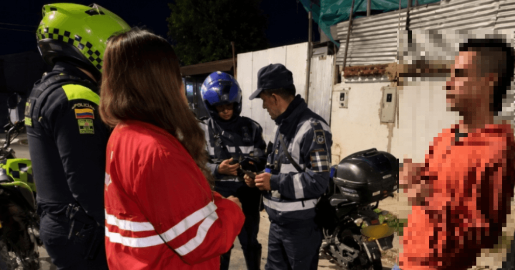 Foto que muestra policías junto a un hombre 