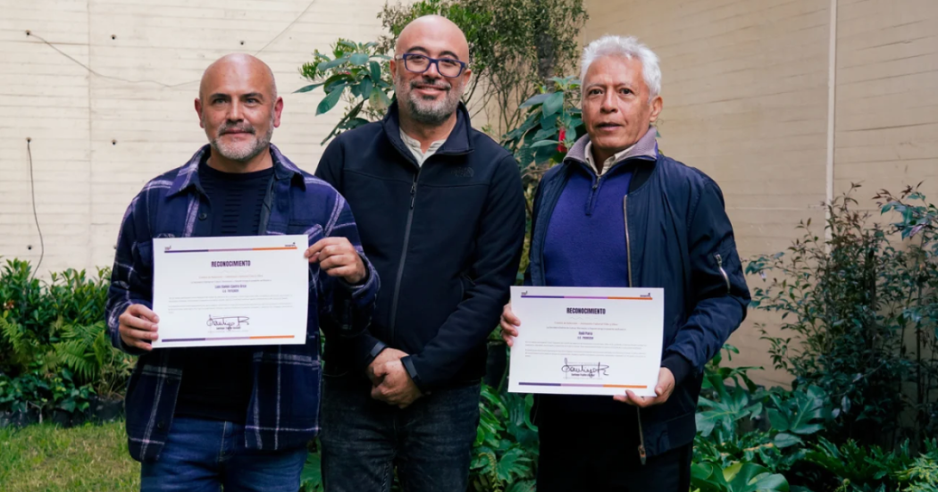 Imagen de tres hombres mayores, de los cuales dos muestran un diploma, el otro es el secretario de Cultura de Bogotá, Santiago Trujillo.
