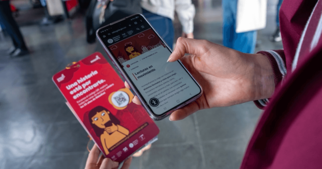 Imagen celular tomando el QR para 'Lecturas en Movimiento'