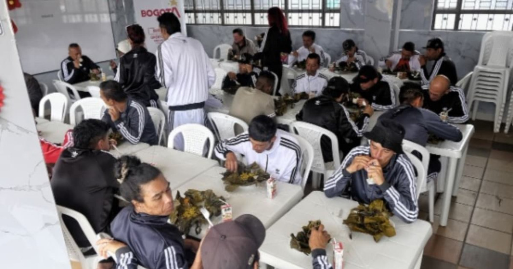 Habitantes de calle comiendo en un nuevo Centro de Acogida