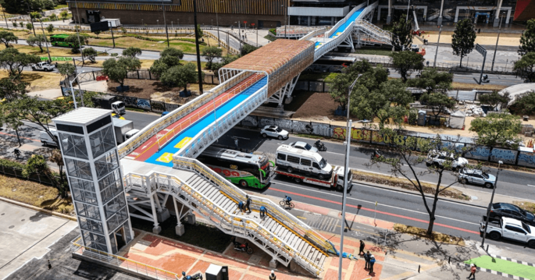 Foto que muestra un puente peatonal 