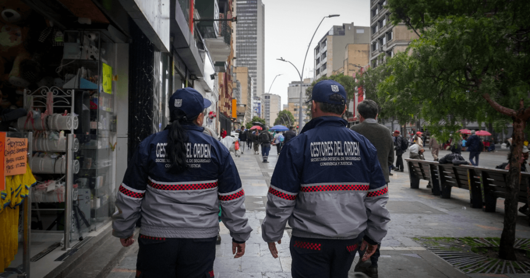 Gestores del Orden caminando por la carrera Séptima.