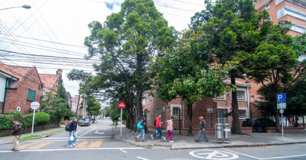Paisaje de Chapinero en Bogotá con transeúntes en la calle.