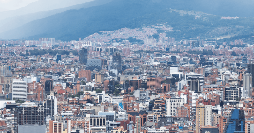Panorámica de Bogotá con alta concentración de edificios residenciales y de oficinas, avenidas y construcciones de diferentes alturas.