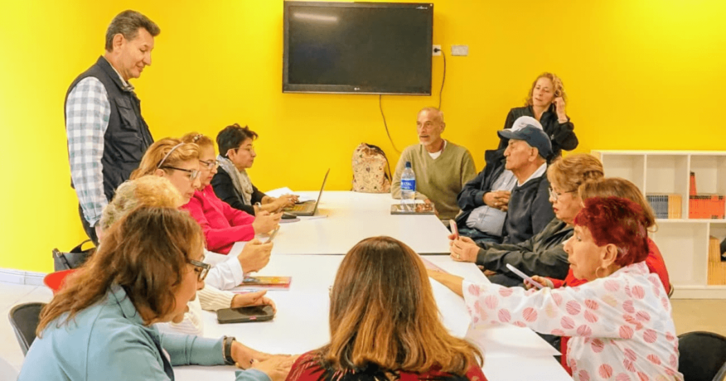Foto que muestra personas reunidas y hablando