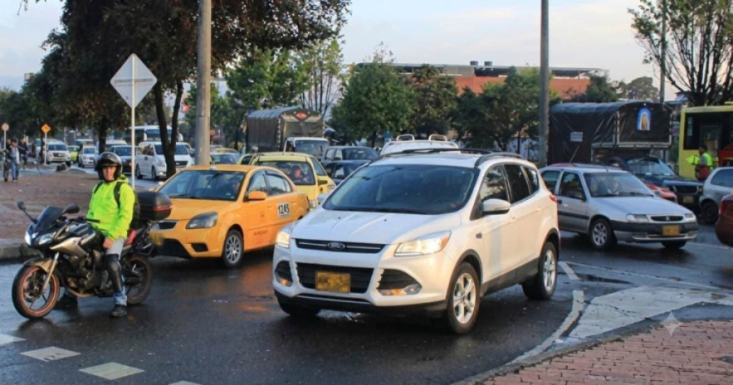 Foto de un vehículo de servicio de transporte especial en una vía de Bogotá.