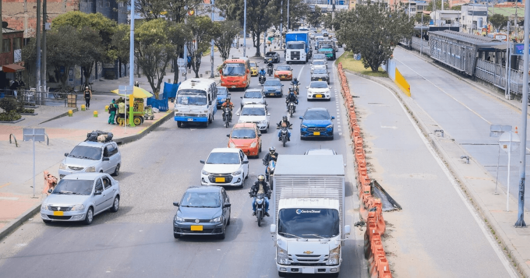 Foto que muestra vehículos circulando por las calles de Bogotá.