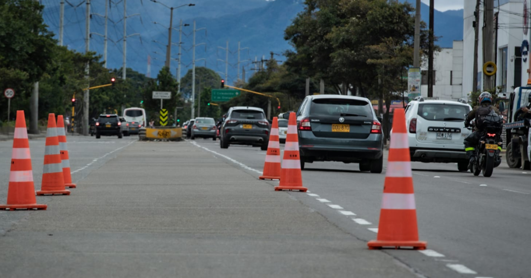 Foto que muestra vehículos circulando por las calles en Bogotá.