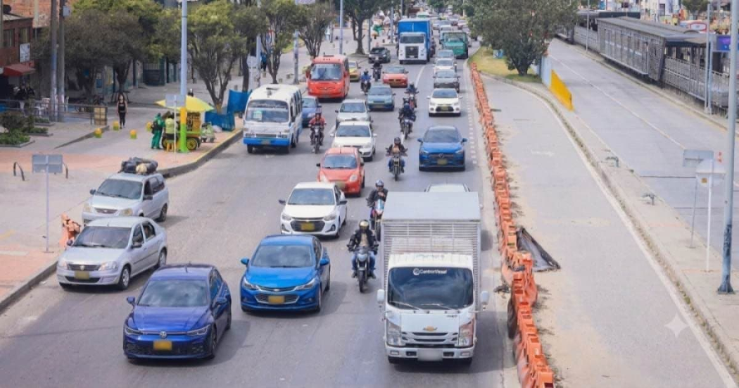 Foto de una vía de Bogotá donde hay distintos vehículos 