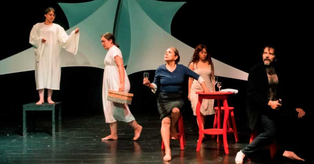 Imagen de varias mujeres en escena con cara de angustia.