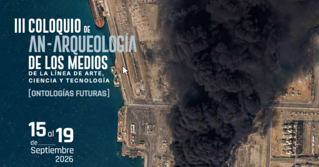 Imagen aérea donde se ve el mar y una había con la información del evento.