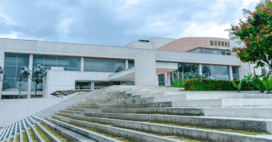 Imagen exterior de la Biblioteca Pública Julio Mario Santo Domingo