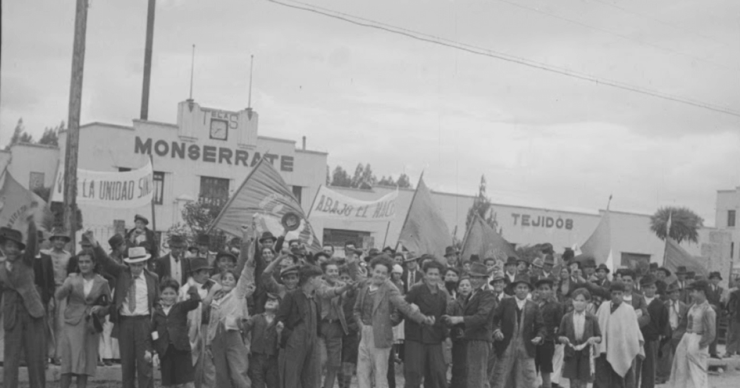 Imagen en blanco y negro de Huelga de trabajadores del sindicato, Fábrica de Hilados y Tejidos Monserrate / 1940 / Colombia Negativo en acetato digitalizado / De la colección del Museo de Bogotá - IDPC