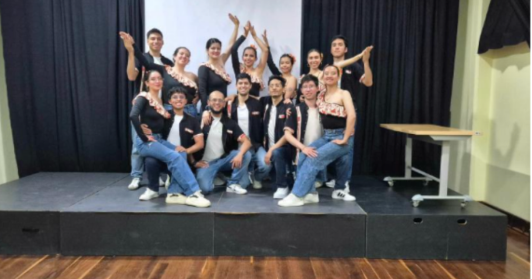 Imagen de varios jóvenes, hombres y mujeres con vestidos típicos de salsa.