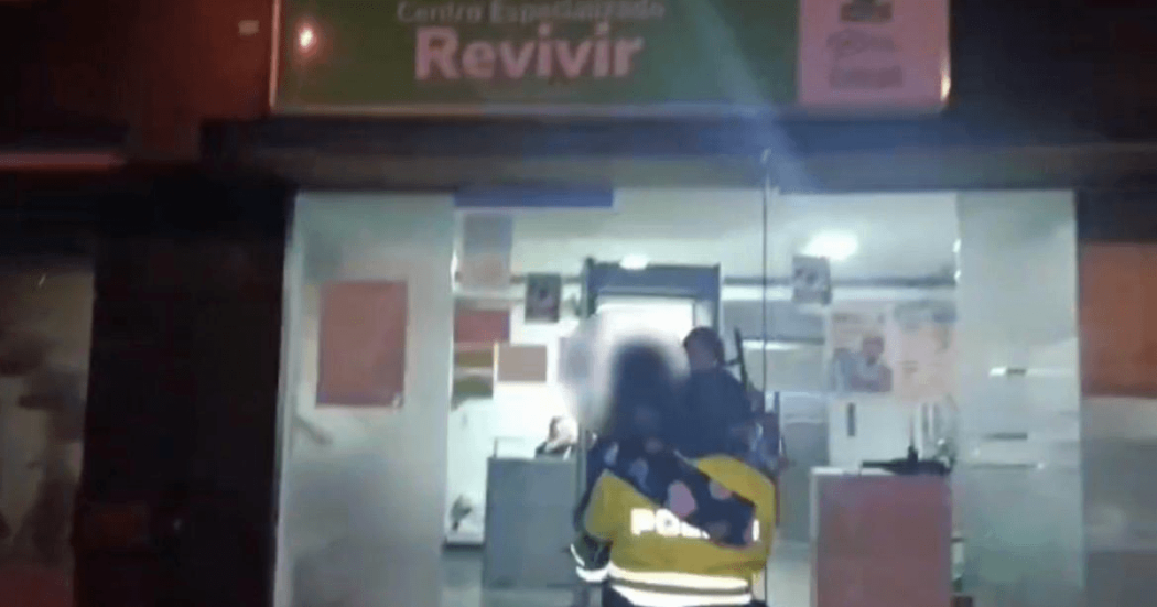 Policía dejando a la menor en un centro Revivir, en Bogotá.