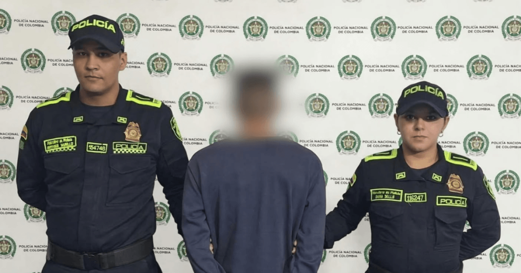 Hombre capturado en medio de dos policías.