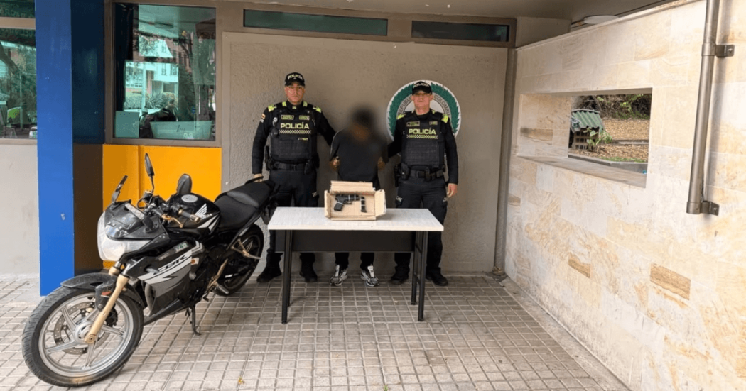 Foto que muestra dos policías y un capturado 