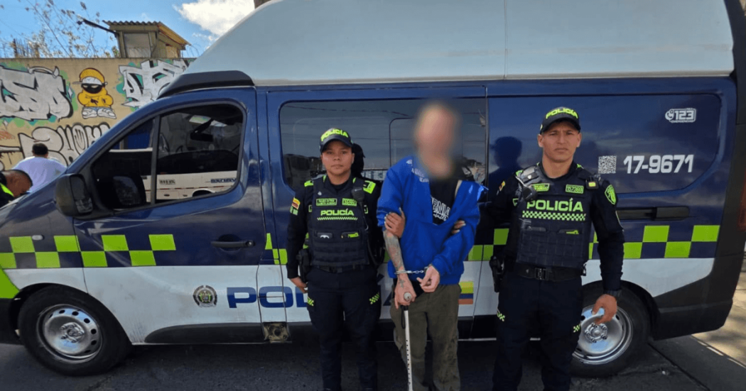 Hombre capturado en medio de dos policías