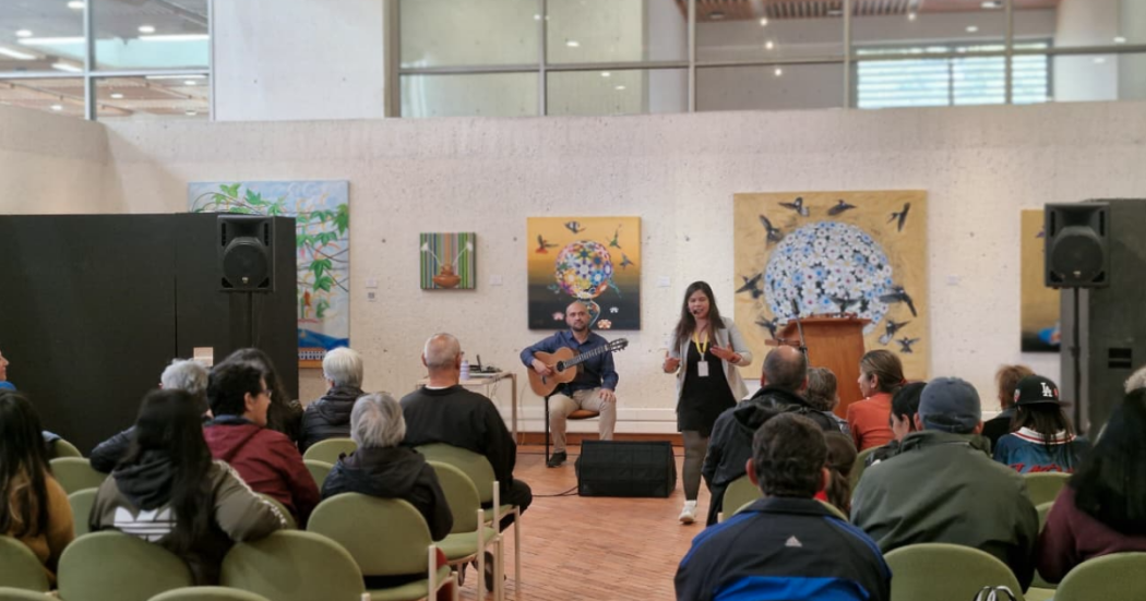 Imagen de mujer en escenario en las Bibliotecas públicas de Bogotá
