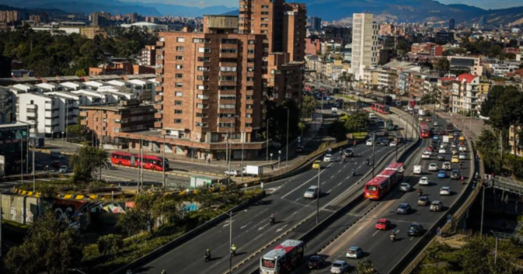 Imagen panorámica de Bogotá donde se ven carros y edificios 