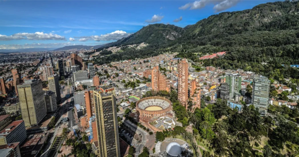 Imagen panorámica de Bogotá donde se aprecia un día soleado.