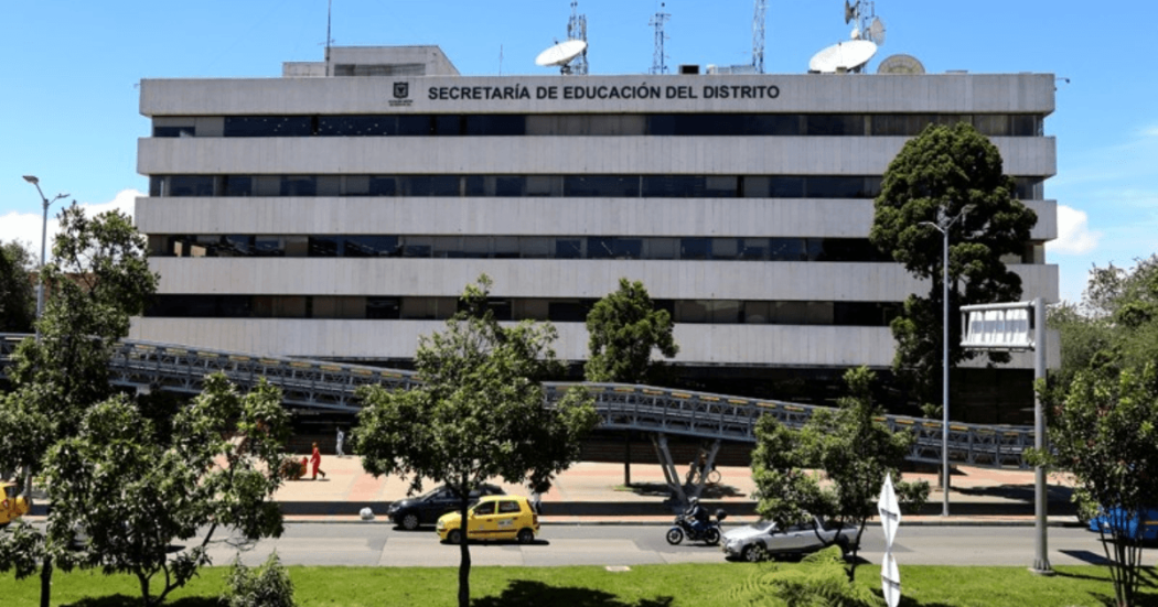 Foto que muestra una fachada de un edificio blanco con el letrero Secretaría de Educación