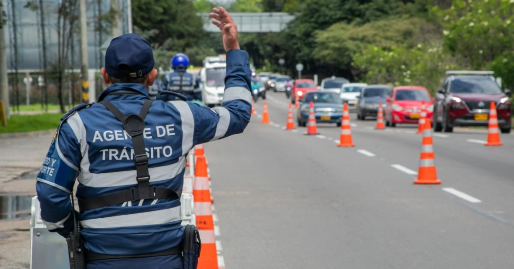 Foto de una agente de tránsito en una vía de Bogotá
