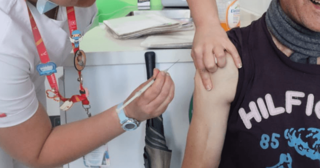 Foto de un hombre vacunándose en un puesto de salud en Bogotá.