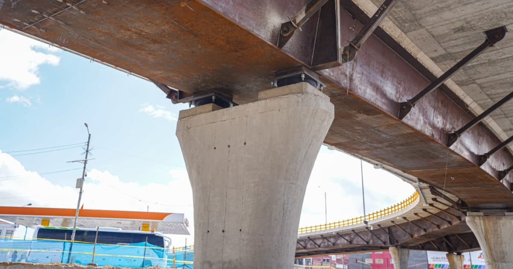 Foto de la estructura de un puente en Bogotá.