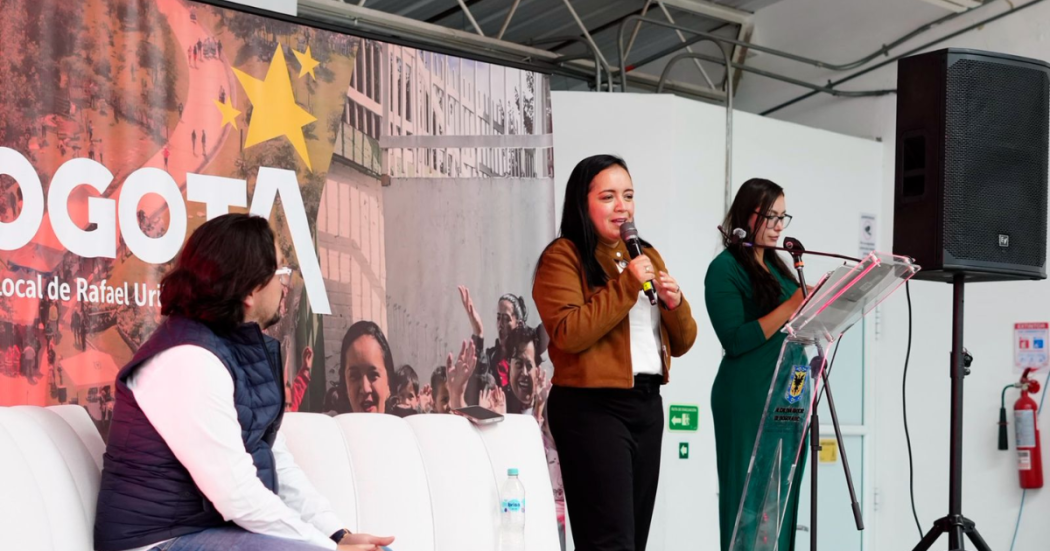 Foto de una funcionaria hablando en una tarima.