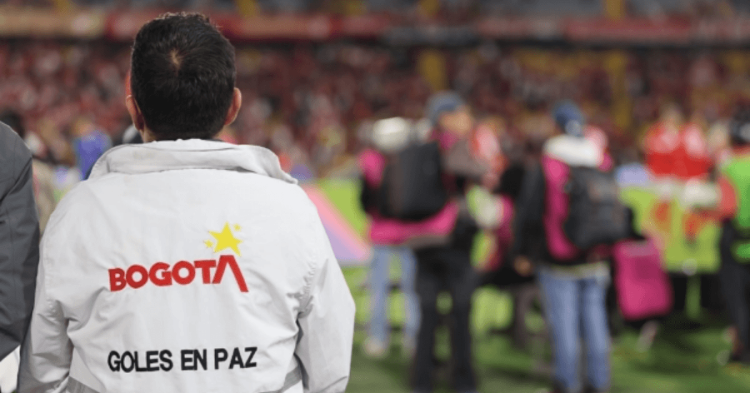 Gestor de Goles en Paz durante partido de Santa Fe en El Campín.