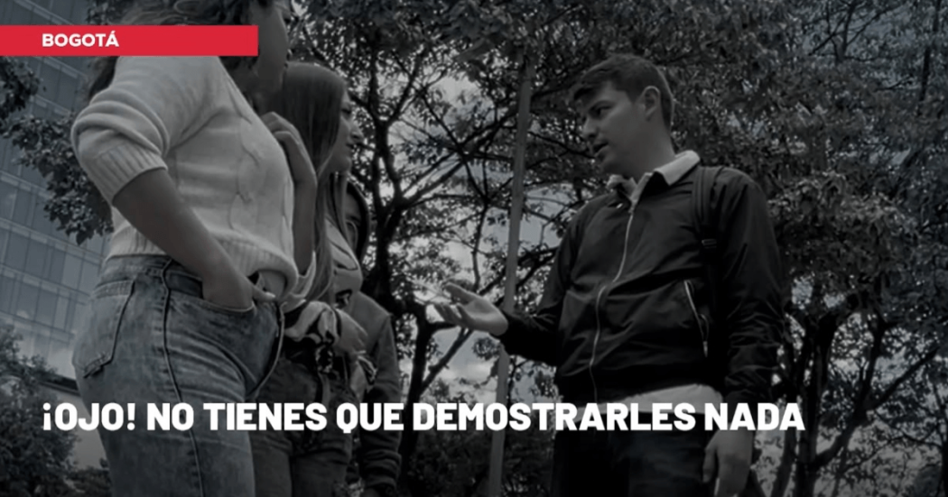 Foto que muestra tres personas hablando 