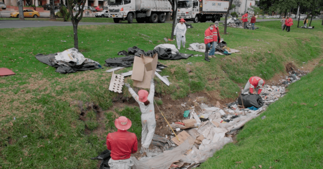 Gestores del Distrito limpiando espacio público de la calle 26.
