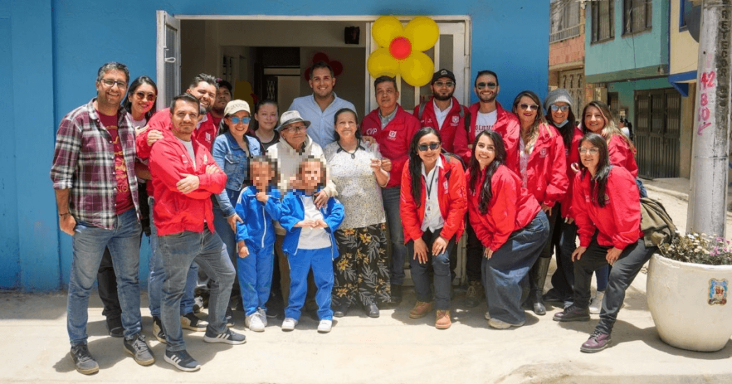 Foto que muestra un grupo de personas reunidas y sonrientes 
