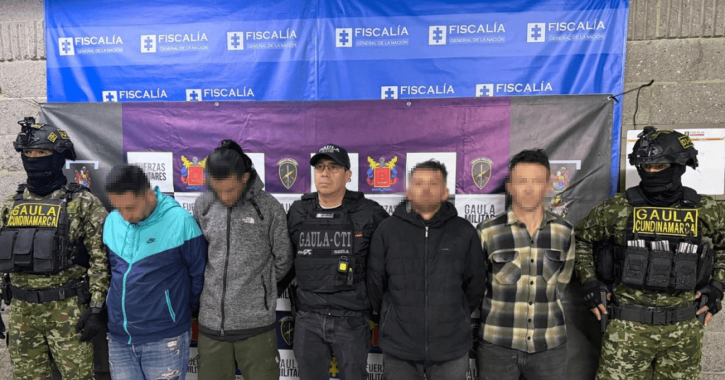 Cuatro personas capturadas, junto a militares del Gaula.
