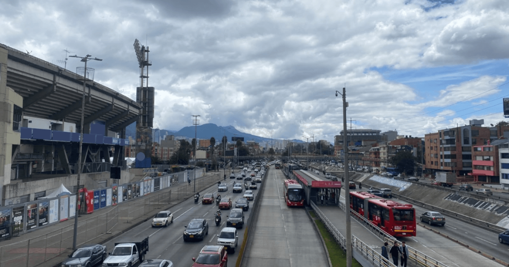 Foto que muestra vehículos, TransMilenios y el estadio El Campín. 