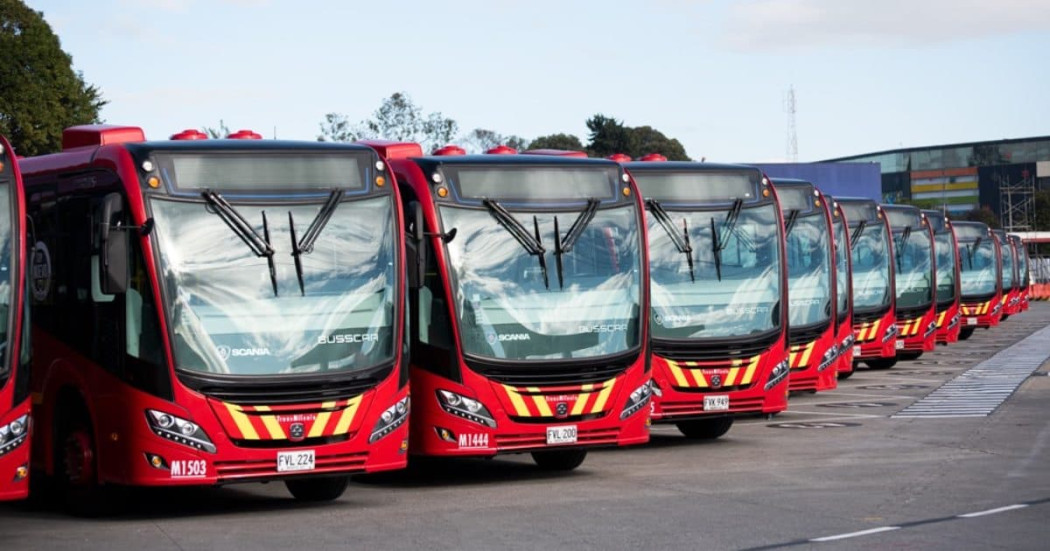 Foto de varios buses de TransMilenio estacionados 