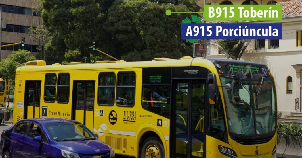 Foto de un bus de TransMilenio junto a un carro particular. 