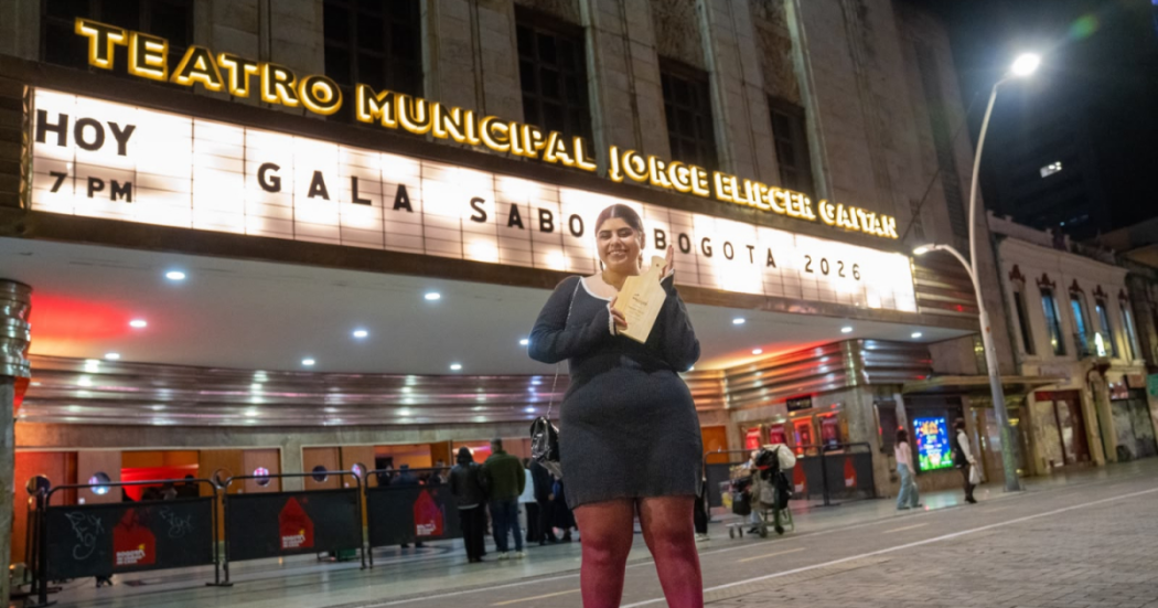 Imagen de una de las ganadoras de Sabor Bogotá a las afueras de la gala en el Tatro Gaitán.