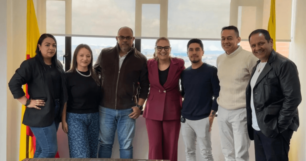 Foto que muestra personas reunidas sonriendo 