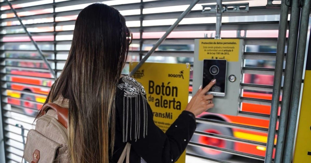 Foto de botón de alerta en TransMilenio