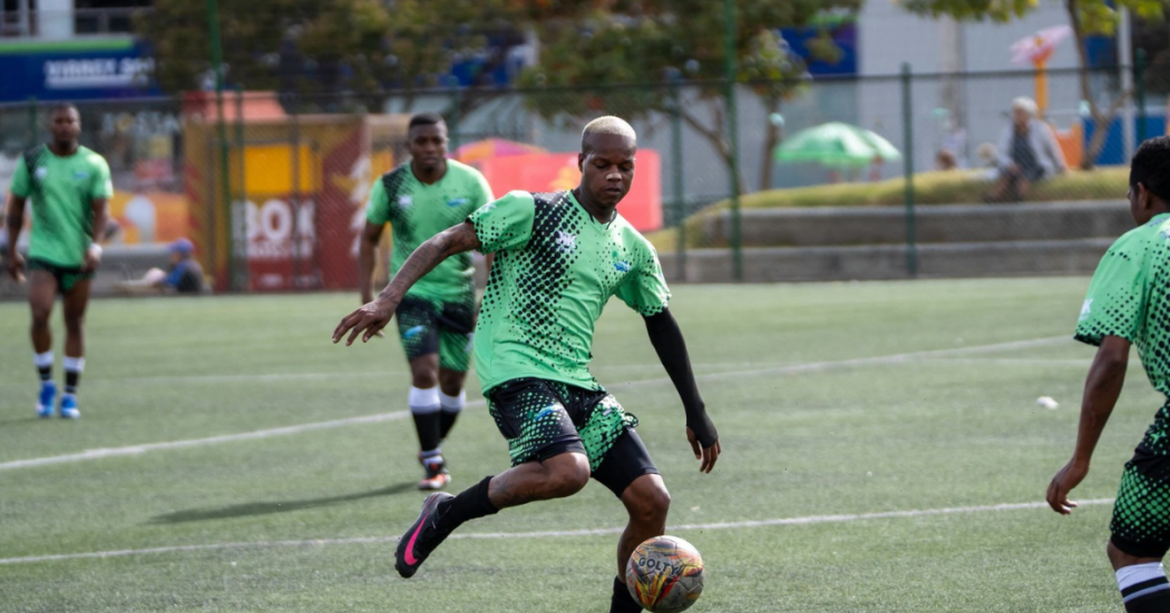 Foto de una persona jugando Fútbol 
