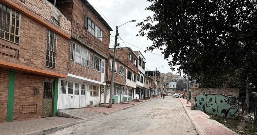 Foto que muestra una calle y casas 